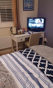 Aylesbury Lovely Double and Single Bedroom with Guest only Bathroom