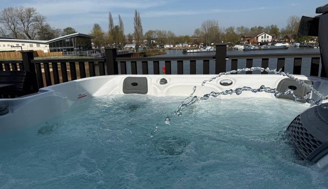 Azure Horizons - Retreat Hot Tub Glamping Pod GV04