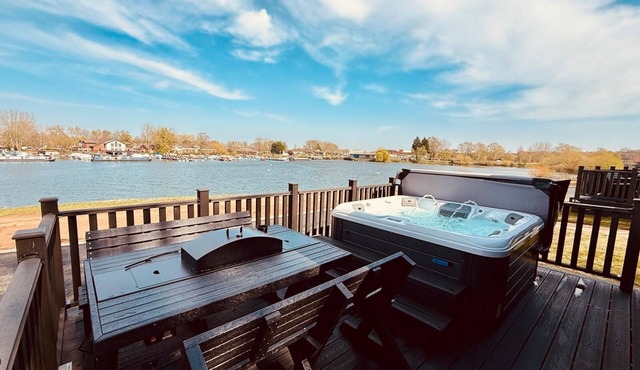 Azure Horizons– Retreat Hot Tub Glamping Pod PF GV08