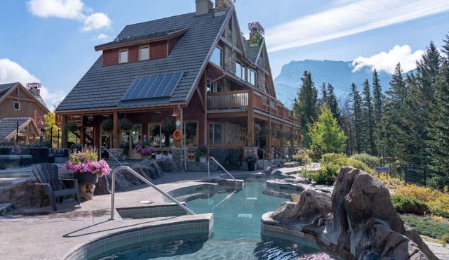 Banff Getaway in great Location | Private Hot Tub!