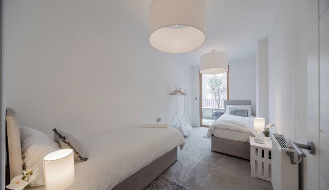 Barking Bright Apartment with 2 Bedrooms
