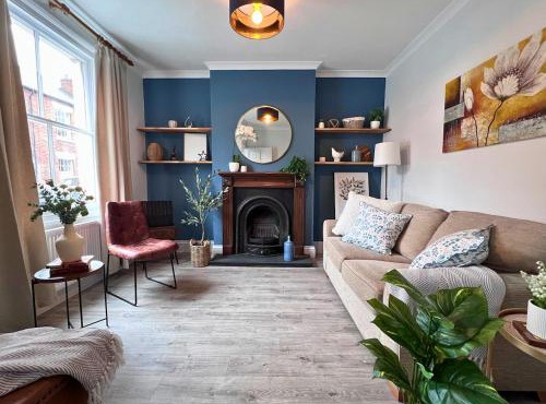 Basement Game Room & Workspace Two Spacious Bedrooms Close to Train Station