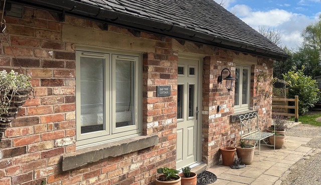 BAY TREE COTTAGE, pet friendly, with a garden in Belper