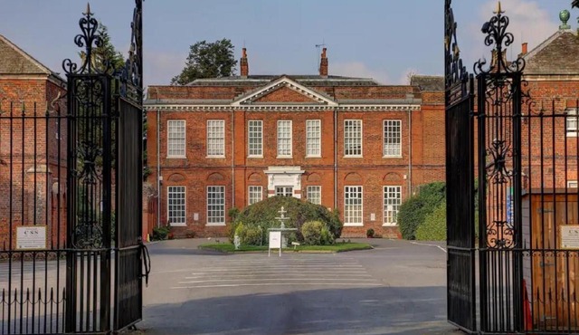 Baylis Park Hotel