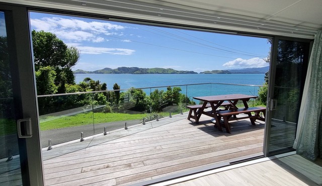 Beach Getaway-Stunning Sea Views/Close to Beach & Boat Ramp - Wi-Fi - 4 Bedrooms