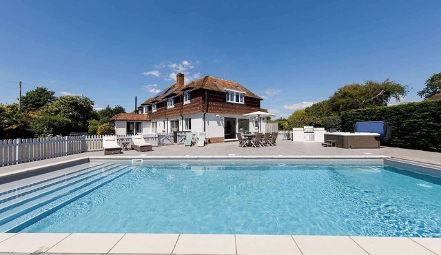 Beach house with pool in West Wittering