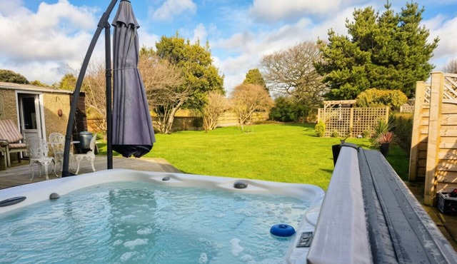 Beach opposite, panoramic sea views and a garden bar to enjoy