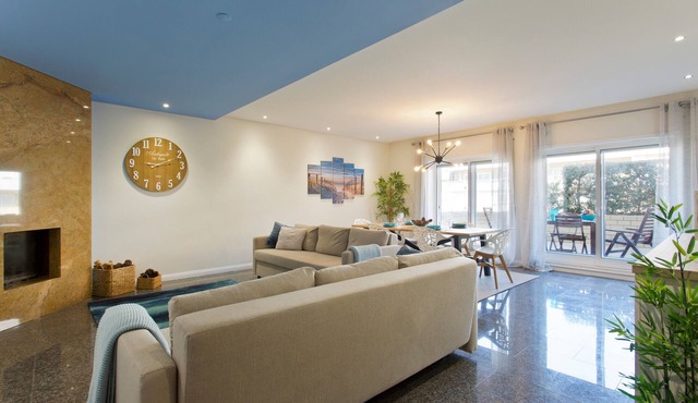 Beach Sunset – Oceanfront Apartment with Terrace and Sea View