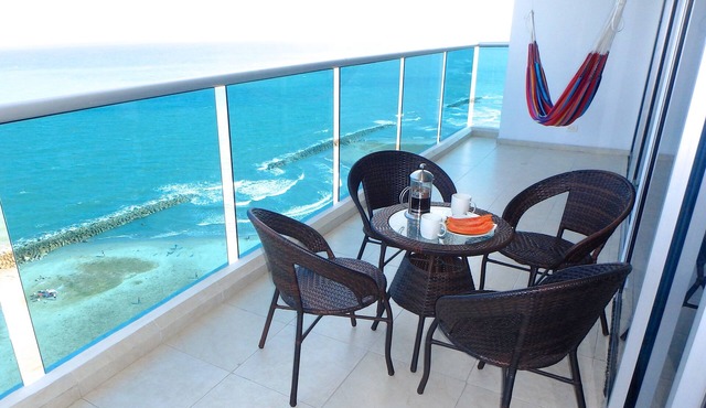 Beachfront 2BR Apt with Pool, Fabulous Balcony & Sea Views, Steps To Old City