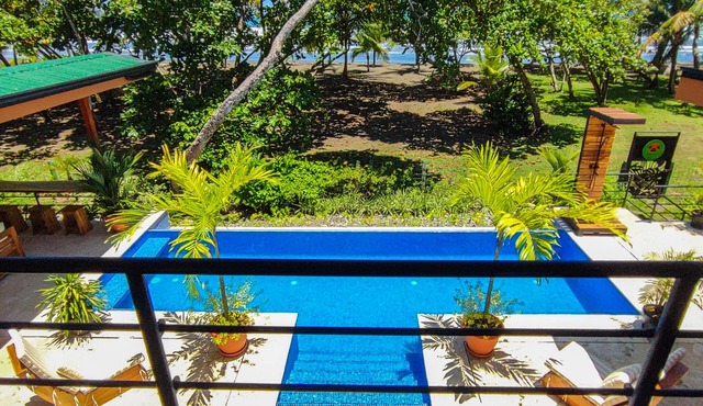 BEACHFRONTGEM perfect for large family gatherings, reunions, book now and save