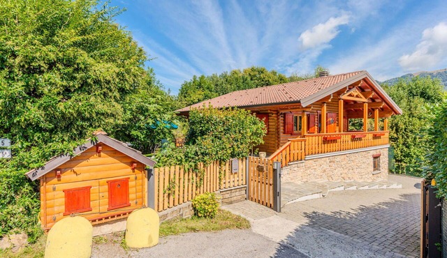 Beautiful private villa for 5 guests with hot tub, WIFI, TV, patio and pets allowed