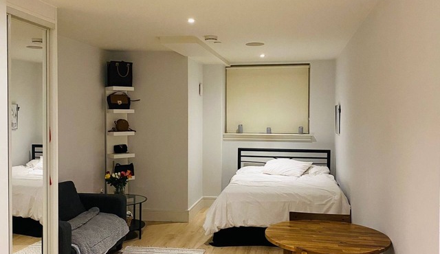 Beautiful 1 bed studio, 3 minutes walk from Ilford station and local amenities.