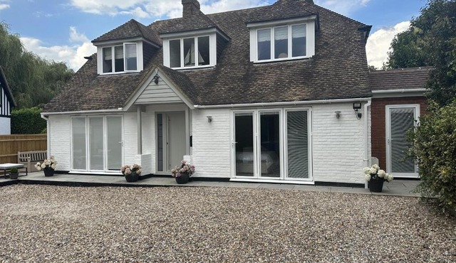 Beautiful 1-Bed Studio in Bourne end