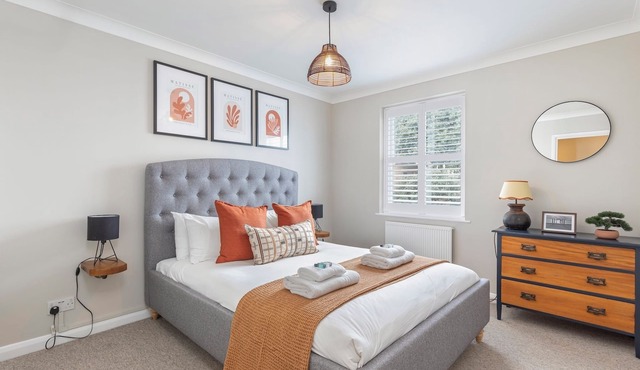 Beautiful 2 Bed property with parking by the sea