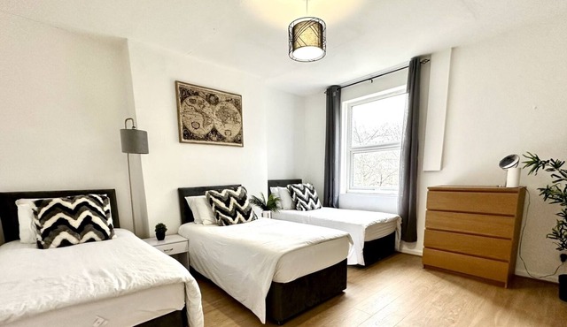 Beautiful 3-Bed Apartment with Driveway Parking