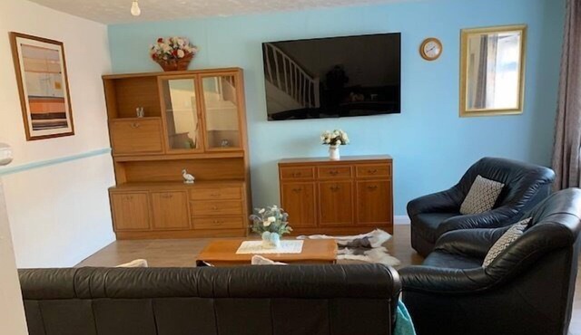 Beautiful 4-Bed House in Erith