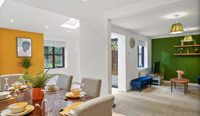 Beautiful 5 bedroom house in Stone, Aylesbury, Free parking