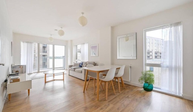 Beautiful and bright 2 bedroom flat with balcony