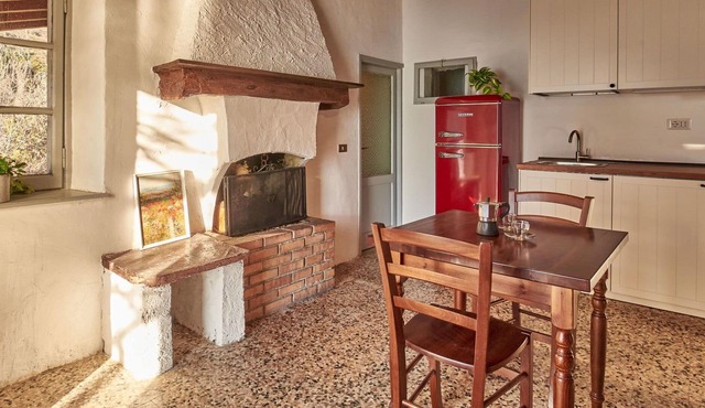 Beautiful apartment in villa for 2 guests with A/C, WIFI, TV, terrace, pets allowed and parking