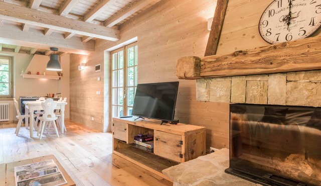 Beautiful “Chalet dell'Orso” with Wi-Fi, Jacuzzi, and Private Garden