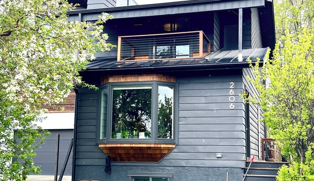Beautiful house in Ramsay, minutes from Stampede grounds.