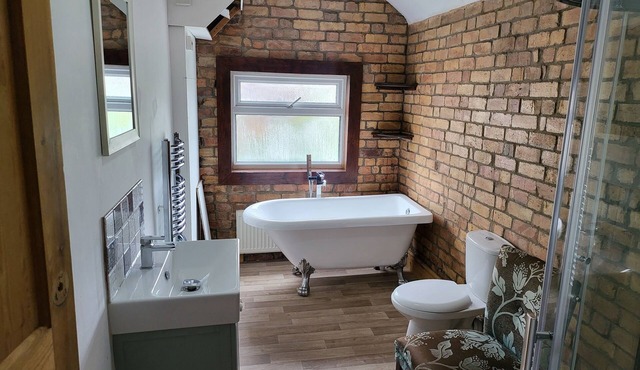Beautiful house suitable for up to 7 people close to Stadium, hospitals & UNI