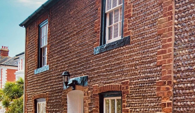 Beautiful Old Cottage near the Beach and Attractions