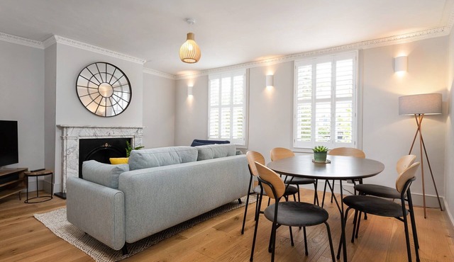 Beautiful period Henley 2 bed apt with gated parking for 1 car