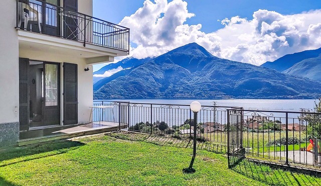 Beautiful private villa for 4 people with WIFI, TV, patio, pets allowed and panoramic view