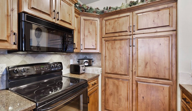 Beautiful, spacious home w/amazing mountain views, deck, hot tub, grill, garage