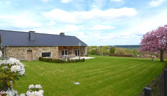 Beautiful stone cottage with panoramic views over the hills of the Ardens