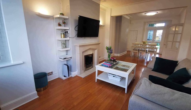Beautiful Three Bedroom Home close to Stations