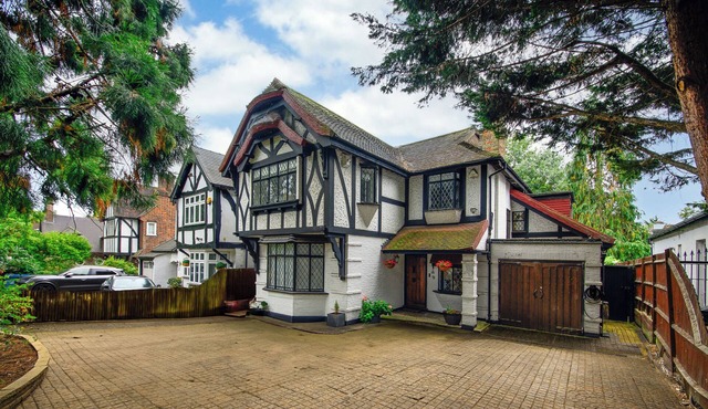 Beautiful Tudor House - 15 mins to Wembley Stadium