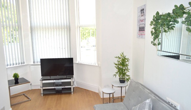 Beautiful Two-Bed Apartment with Driveway parking