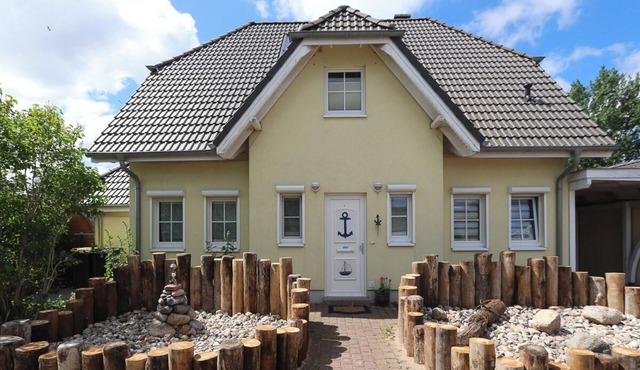 Beautiful vacation home, only 100 m from the Baltic Sea beach, with sea view, fireplace, sauna, beach chair and billiard room. It is for max. 11 people