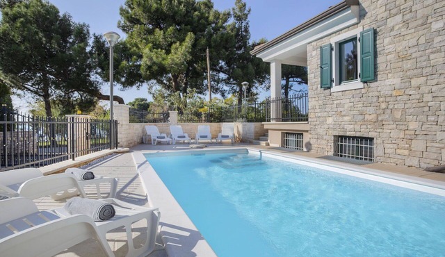 Beautiful villa for 8 people with WIFI, private pool, A/C, TV and terrace