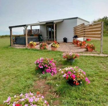 Beautiful Wooden tiny house, Glamping cabin with hot tub 3