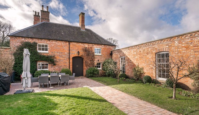 Beautifully cosy 3 bedroom cottage within private grounds