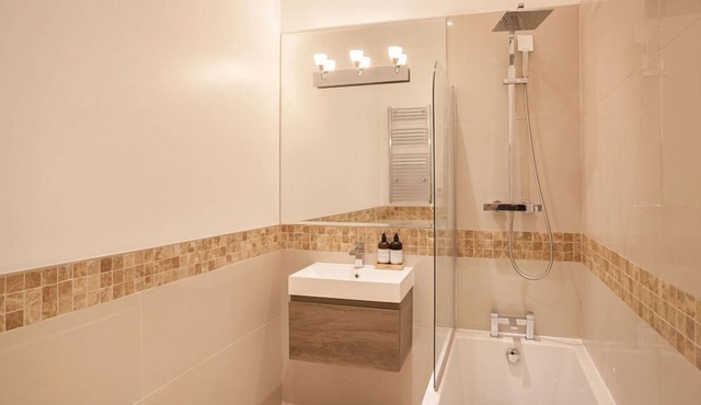 Beautifully Decorated Centrally Located 2 bed Flat