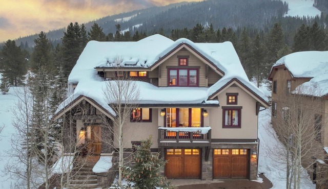 Bee Line Escape: Ski-in/out, Golf, Private Hot Tub, Elevator, Sauna