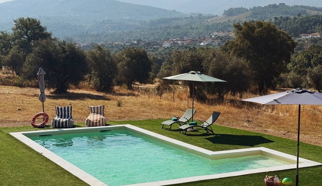 Beira Baixa family retreat with mountain views, AC/breakfast!