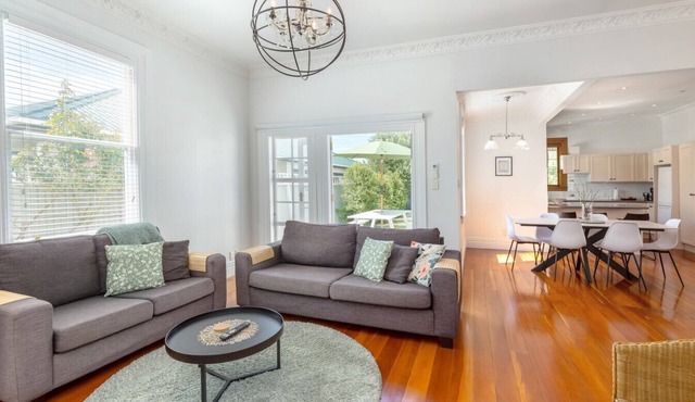 Bellini | Elegant Heritage Villa, Short Walk to Martinborough Village