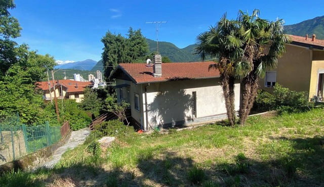 Between lakes and mountains a detached cottage with garden and view.