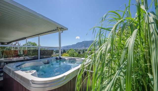 Between the Lakes - Beautiful Family Home with a Great View and Hot Tub!