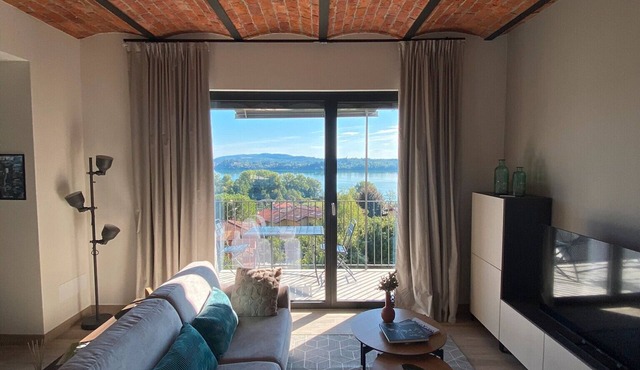 Beut Home 1 Holiday Apartment with Lake View, Wi-Fi and Air Conditioning