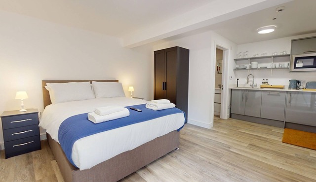 Bicester Court Lodge The Jubilee Room | Bicester Holiday Let | 1 Bed & Sleeps 2