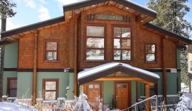 Big White Snow Pines Chalet - Pet Friendly Sleeps up to 10, Private Hot Tub!!!