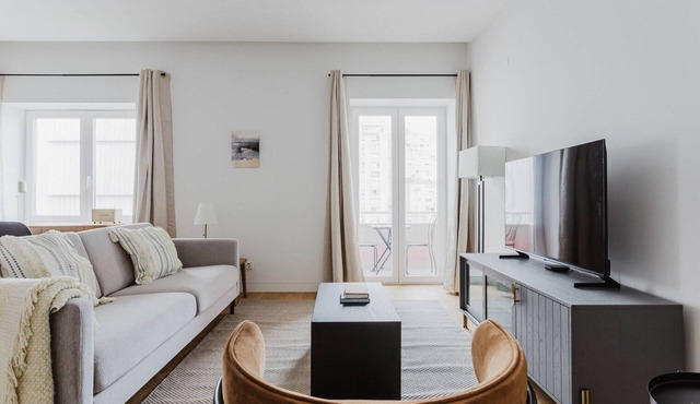 Blueground | Areeiro, w/d, a/c, swimming pool