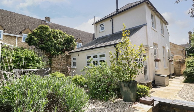 BLUNDELL'S COTTAGE, pet friendly, with open fire in Broadway