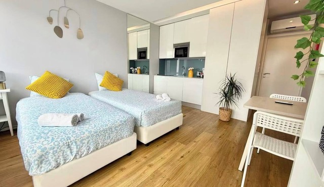 Bolhão Luxury Retreat 2 -3 guests, air con,central, 5mins walk to landmark/metro